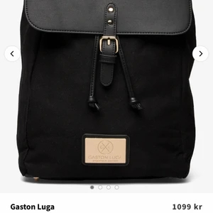 Gaston Luga ryggsäck  - Otroligt fin ryggsäck från Gaston Luga som tyvärr inte kommit till så mycket användning. Guldfärgade detaljer och veganskt läder. Passar för laptop upp till 13”! Endast använd några få gånger så i princip nyskick. Nypris 1099 kr, mitt pris bud från 250 kr 