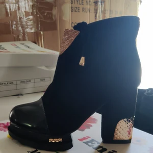 Svarta högklackade skor med strass och guld detaljer. Finns i fler färger! - Svarta högklackade skor med strass och guld detaljer