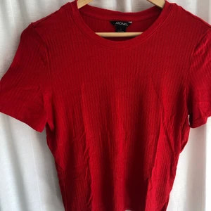 MONKI T-shirt röd ribbad  - Använd en gång. Stl L, men stretchigt tyg, funkar på M. 