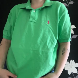 Polo Ralph lauren pike - Grön Ralph lauren polo pike i väldigt fint skick då den endast är använd fåtal gånger 