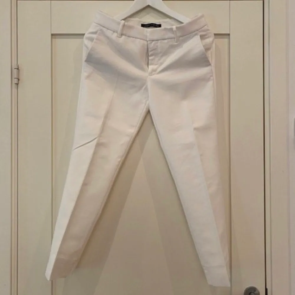 Vita kostymbyxor från Zara Woman Ankellängd. Mycket bra skick. Jeans & Byxor.