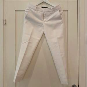 Vita kostymbyxor från Zara Woman Ankellängd. Mycket bra skick