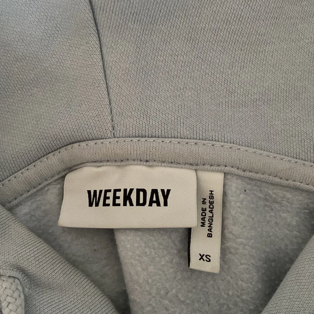 Säljer min älskade hoodie från weekday då den tyvärr är för stor för mig. Använd hemma några gånger så den är i nyskick!! Storlek xs.. Hoodies.