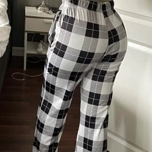 Fina rutiga pyjamasbyxor! - Super mysiga pyjamas byxor som ger jätte fin form på rumpan och kroppen tyvär kommer mina inte till mycket användning då jag har väldigt många pyjamasbyxor men jag rekommenderar dom verkligen för att dom sitter SÅ bra! (Inte min bild)