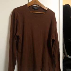 Riktigt skön brun tröja. Ett måste i garderoben om du frågar mig:)