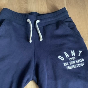 Mjukisbyxor GANT - Superfina mjukisbyxor från GANT i storlek 158/164 (passar en XS). Dessa har tyvärr blivit för små för mig, därav säljs de. Säljes för 120kr + frakt. 💕💕 TOTALPRIS: 199kr 