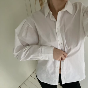 Vit skjorta - Vit skjorta med puffärmar