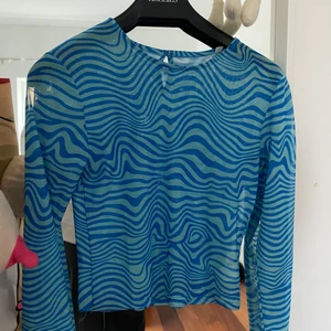 Blå tröja  - En blå tröja i storlek s