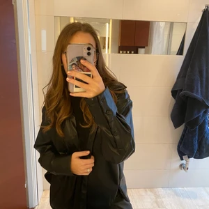 Jacka/skjorta  - Jacka/ skjorta från Zara i fake skin. Fortfarande bra skick då jag använt den 1 gång. Storlek S