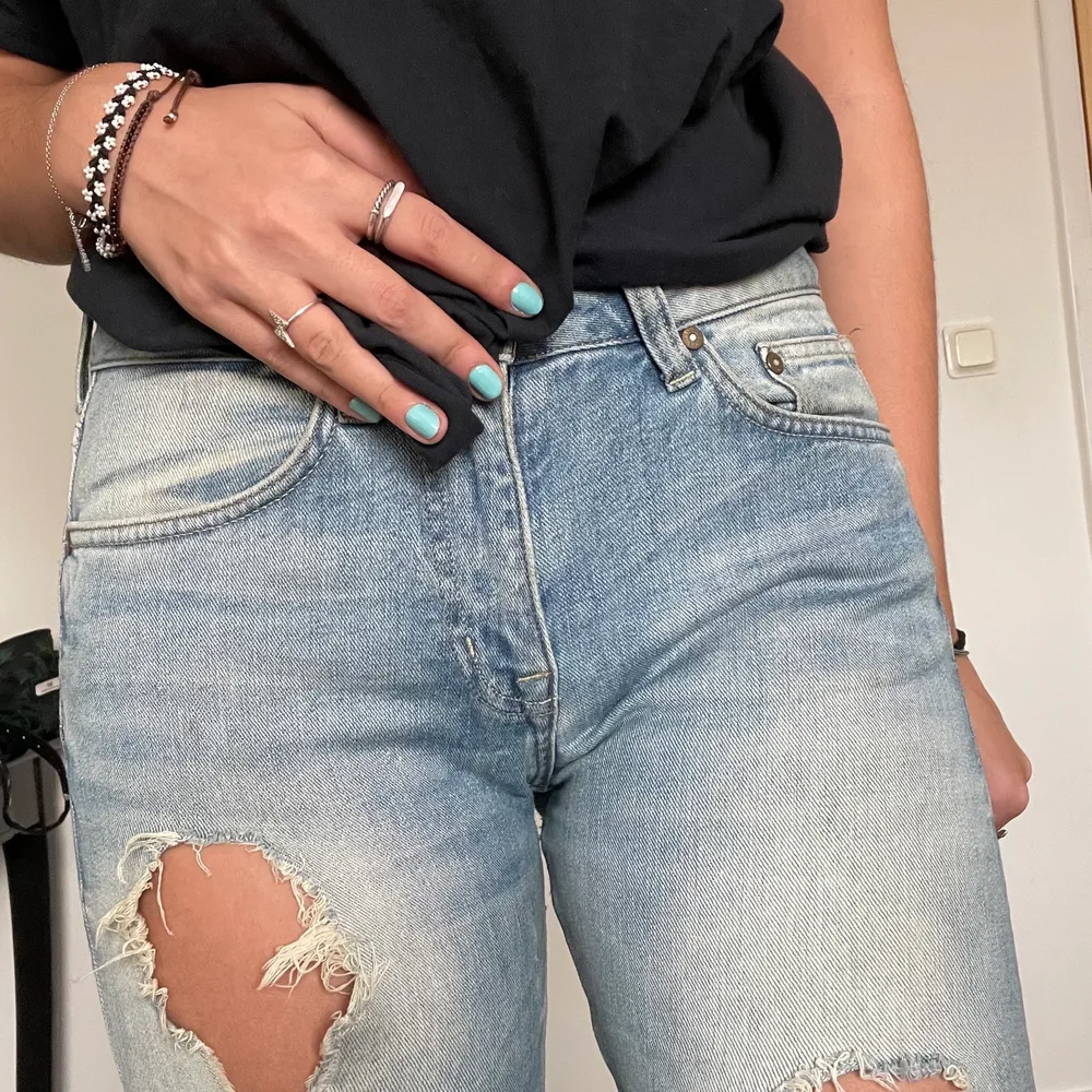 💙Håliga jeans i modellen boyfriend! Storlek 26/30. Passar mig som är 170cm och är i storlek 36. Frakten kan bli mer eller mindre beroende på vilket paket den får plats i!💙. Jeans & Byxor.