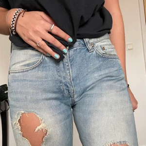 Håliga jeans  - 💙Håliga jeans i modellen boyfriend! Storlek 26/30. Passar mig som är 170cm och är i storlek 36. Frakten kan bli mer eller mindre beroende på vilket paket den får plats i!💙
