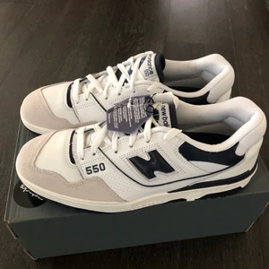 New Balance 550 Navy Blue  - Hej jag säljer mina New balance skor nyligen inköpta(aldrig använda). Äkthetsbevis finns plus original kartong. Strl. 43 EU/9.5 US
