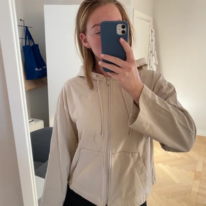 Beige Nike Hoddie med dragkedja - Säljer denna jättesnygga hel beiga hoddie från Nike. Den är lite tunnare än vad vanligt sweatshirt material är. Den är i väldigt gott skick då den knappt är använd. Storleken är S. Frakt tillkommer om inget annat är överenskommet 😊