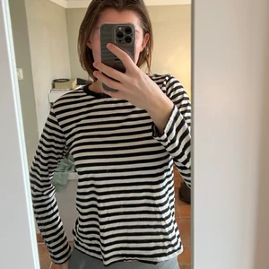 Randig tröja - Jätteskön randig långärmad tröja från Monki🥰 Bra längd i armarna. Den är i storlek XS men passar även S, som jag har. Köparen står för frakten!