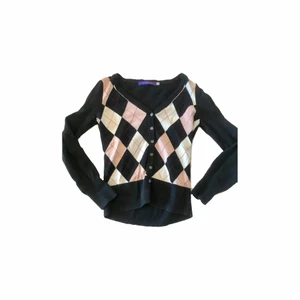 Rutig kofta (argyle) - Fin kofta med argyle mönster på! Köpt på second hand. Passar bl.a stilarna old money/coquette.💗 storlek M men ganska tight i storleken så passar nog S också!