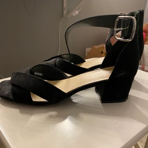 Skor - Säljer dessa klackskor då dom inte kommer till användning. Endast använda en gång. Superfina och lätta att gå i.💕💕
