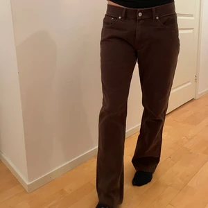 Bruna jeans - Superfina bruna jeans💓✨ ganska lågmidjade och supersköna! Skulle säga typ M i storleken :) men beror ju på hur man vill att de ska sitta! 😊🥰