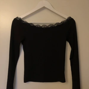 Off shoulder topp - Off shoulder topp med spets i bra skick 