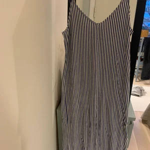 Maxiklänning från Other Stories - Randig maxiklänning från & Other Stories köpt för 2 somrar sedan. Slits på ena sidan, super skick! Org pris: 599kr