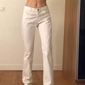 Gamla snygga vita jeans, som i nyskick och används aldrig! Är ca 168cm lång och brukar ha XS/S 💞 Lite stora i midjan på mig 