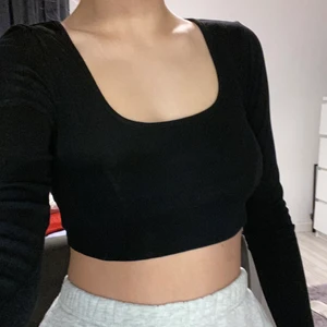 Croptop  - Svart croptop, använd fåtal gånger. Jättestretchigt material och sitter bra på, men den är kroppad vilket bara är snyggt. Plagget är i storlek XS men kan nog även passa en S.  Säljer för 90kr+frakt💜