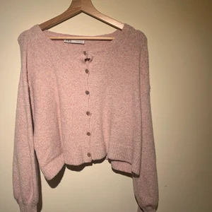 Kofta från Zara - Supersnygg pastellrosa kofta från Zara med lite puffiga ärmar. Perfekt nu till våren och sommaren! Nästan helt oanvänd så väldigt bra skick! Pris går att diskutera!🤍