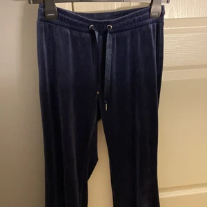 Gina byxor (Cecilia velour) storlek s - Plagget är ett plagg från ginas kolektion från Cecilia velour, det är i storlek S och har haft dessa byxor i ca 5 månader, andvända max 10 gånger. Orginalpriset ligger på 229kr på Gina och jag kan pruta. Säljer dessa då storlek S är för smått för mig (kan byta) 