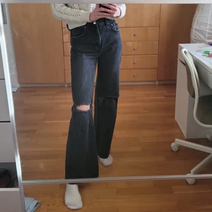 Svarta flared jeans med slitningar - Jättesnygga flared jeans med hål från pull&bear🤎 Hög midja. Pris kan diskuteras!