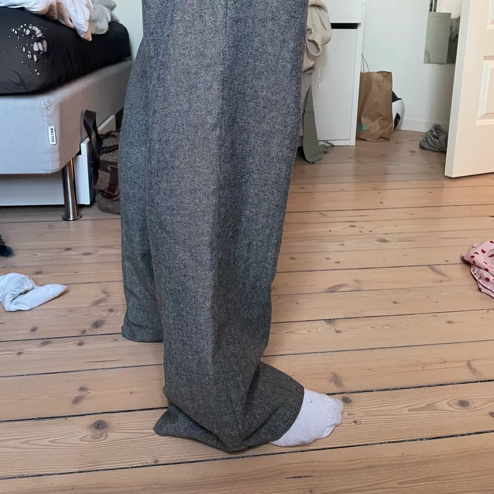Ett par gråa kostymbyxor som sitter lågmidjat! Dom är asballa och köpa på secondhand. Har vanligtvis m i byxor och är 173 cm! Hör av er vid intresse eller frågor💕💕 . Jeans & Byxor.