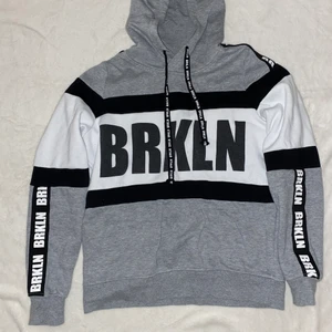 BRKLN Hoodie - Lite oversized och i bra skick👌🏼( använd )