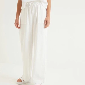 vita linnebyxor  - vita linnebyxor från kappahl. köpta förra sommaren för 400kr. skriv privat om du har några frågor. köparen står för frakten! 💕