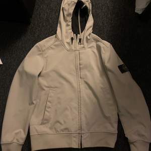 Säljer Stone island jacka, lite fläckig men går säkert bort i tvätten, lite nopprig. Storlek medium 2000kr