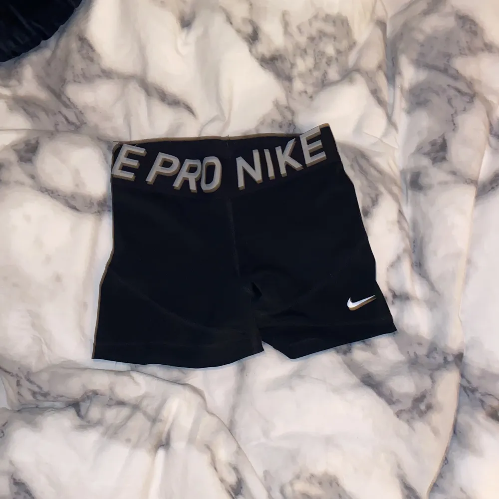 Nike PRO tränings short i Xs🧸 säljer då de inte kommer till användning längre. Nått år gammla men i bra skick! 💞 170kr och då är frakten INRÄKNAD. . Shorts.