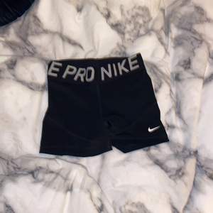 Nike PRO tränings short i Xs🧸 säljer då de inte kommer till användning längre. Nått år gammla men i bra skick! 💞 170kr och då är frakten INRÄKNAD. 