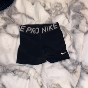 Nike PRO tränings shorts - Nike PRO tränings short i Xs🧸 säljer då de inte kommer till användning längre. Nått år gammla men i bra skick! 💞 170kr och då är frakten INRÄKNAD. 