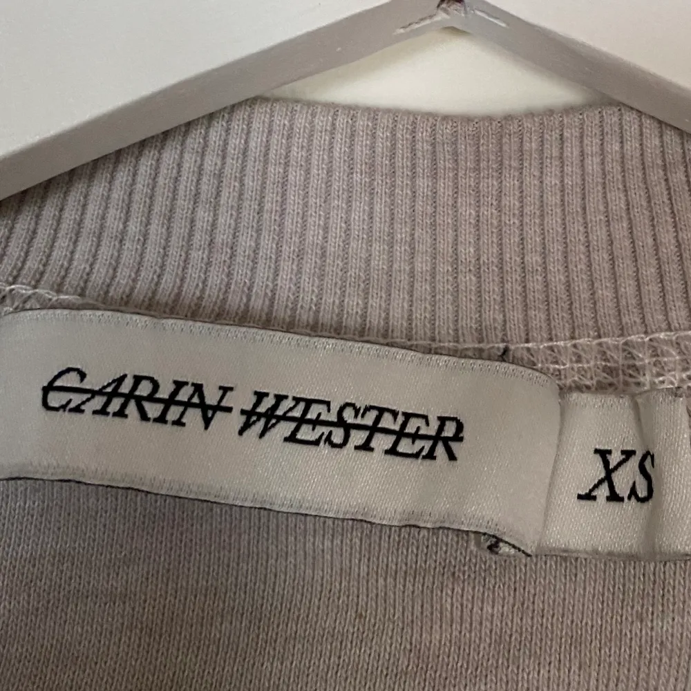 Carin Wester sweatshirt i beige/grå och i storlek XS.. Tröjor & Koftor.