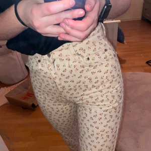 Blommiga jeans - Blommiga jeans från Stradivarius. Strl 32 och endast använda en gång. Kan mötas upp i Karlskrona annars står köparen för frakten‼️ Betalning sker via swish✅