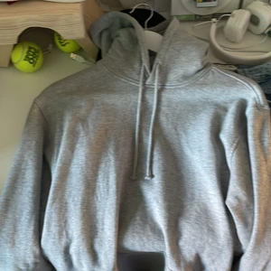 Carlings hoodie storlek s - Denna hoodien har använts ca 5 gånger, den har blivit lite rosa vid luvan. Skick 8/10. Orginal pris runt 500