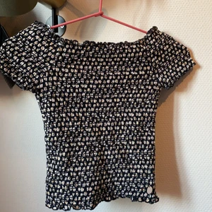 En blommig topp  - En stretchig topp från Kappahl. Blommig, tajt och ribbad 