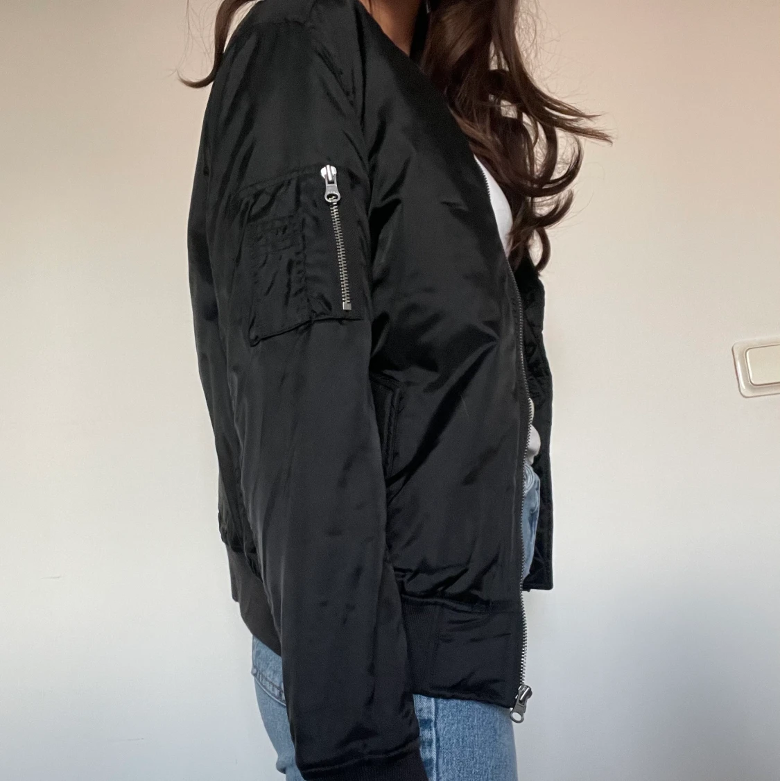 En svart bomberjacka - 90