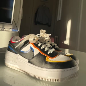 Nike Air Force 1 Shadow - Supersnygga AF1 som vad jag kan se inte längre finns på Nikes officiella hemsida. Extremt bra skick och endast använda ett fåtal gånger. Precis nytvättade! Säljer pga att dem inte kommer till användning tyvärr!  Nypris: 1349kr! Köp direkt för 900kr