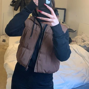 Brun väst storlek SMALL - Säljer min bruna väst som inte kommer till användning för ja inte gillade färgen eller att den va så kort . Köpt från H&M nypris 300 pris kan diskuteras😊