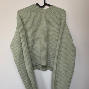 Fin grön kofta Weekday strl S - Använd fåtal gånger. Nypris 500kr, mitt pris 180kr