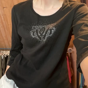 Tröja - Cool tröja med tryck och halv korta armar. Oklar strlk står typ 40