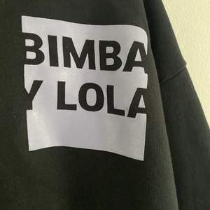Gråsvart hoodie från bimba y lola