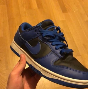 Nike dunks hyper cobalt storlek 41 - Har haft dessa skor i ungefär ett halvår men har inte använt dom sen i sommras. Dom är i bra skick men lite creasade fram på tårna. Får med kvitto kartong och vita snören 