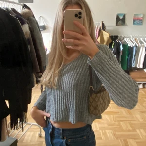 stickad tröja!  - superfin v-ringad stickad tröja! står ingen storlek med skulle säga ungefär S!