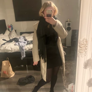 Zara kappa  - Säljer min zara kappa, Storlek xs och sparsamt använd. Kan fraktas och mötas upp. Perfekt nu inför höst/vintern❤️ 