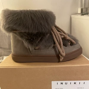 Inuikii Toskana - PRIS KAN DISKUTERAS!!! Intressekoll på mina inuikii skor med päls. Detta är alltså Toskana modellen som ligger på ca 4000kr.❤️ MYCKET sparsamt använda. Boxen medföljer och köparen står för frakten (kan skickas spårbart)🥰 Storlek 37.