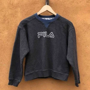 Fila tröja - Jättemysig retro grå fila tröja, skulle säga storlek S. Priset går alltid att diskutera så bara skriv ett bud i DM!